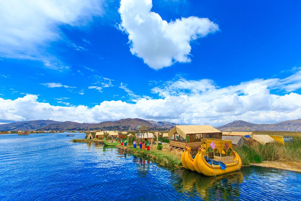 Peru-Lake-Titicaca-Totora-boat-near-puno