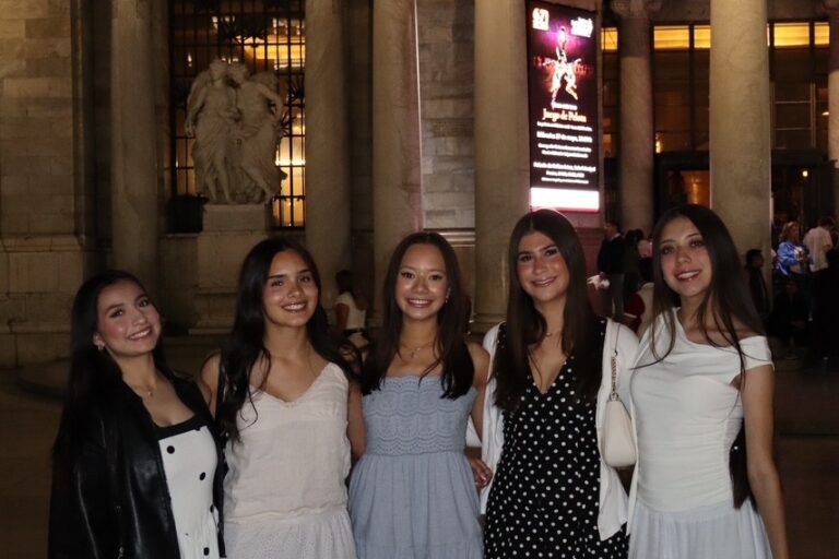 Students visiting the Palacio de Bellas Artes during their Mexico City tour